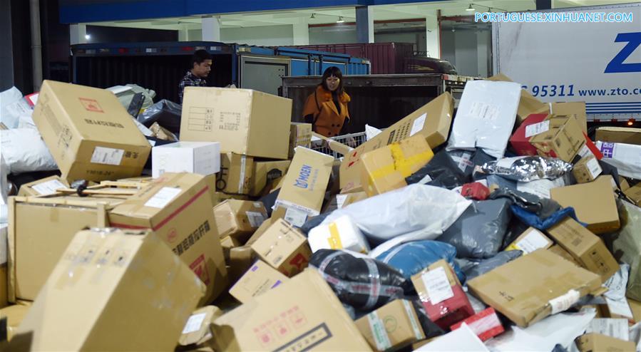 Servi?os de correio entregam 350 milh?es de encomendas após Dia dos Solteiros