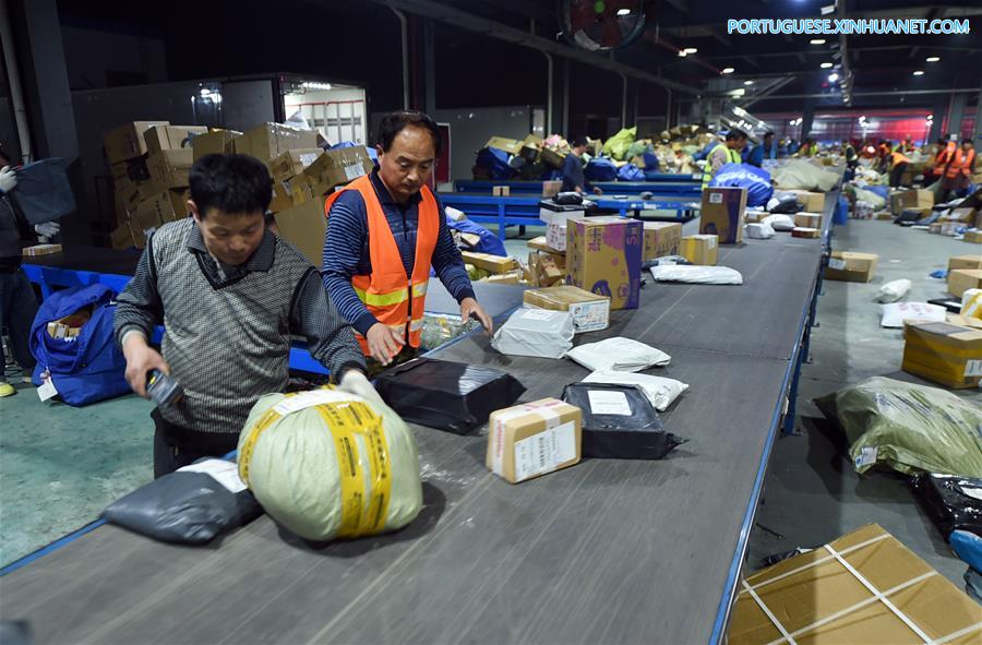 Servi?os de correio entregam 350 milh?es de encomendas após Dia dos Solteiros