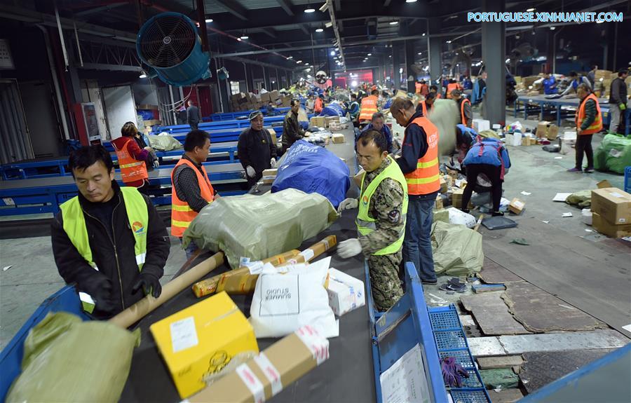 Servi?os de correio entregam 350 milh?es de encomendas após Dia dos Solteiros