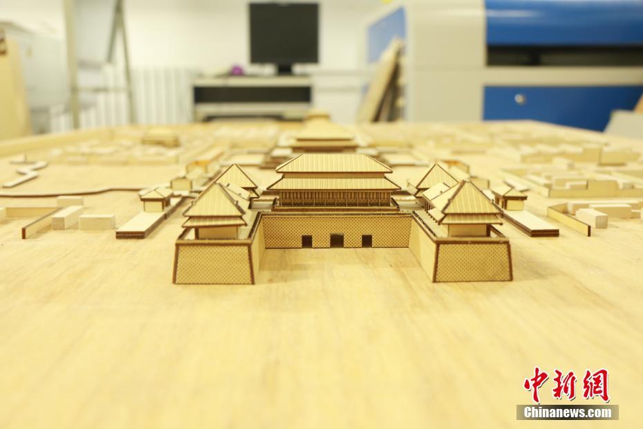 Universitários chineses constroem miniatura da Cidade Proibida em madeira