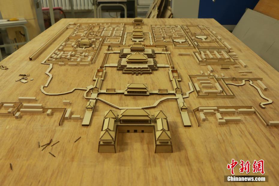 Universitários chineses constroem miniatura da Cidade Proibida em madeira