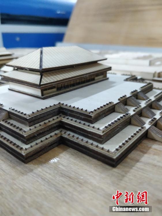 Universitários chineses constroem miniatura da Cidade Proibida em madeira