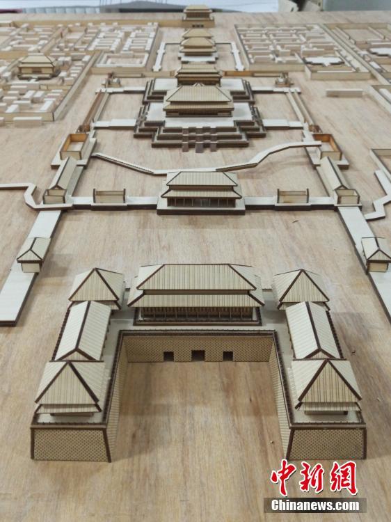 Universitários chineses constroem miniatura da Cidade Proibida em madeira