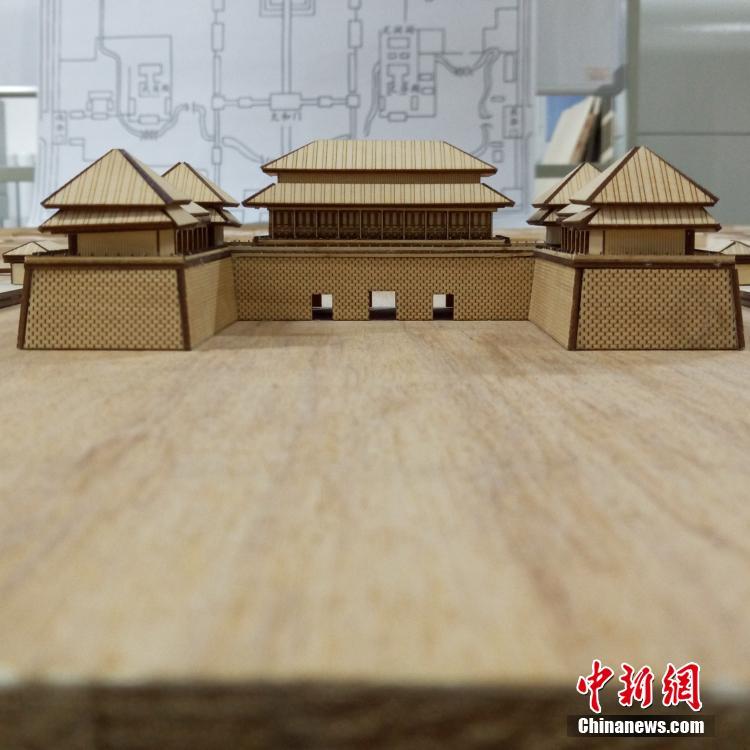 Universitários chineses constroem miniatura da Cidade Proibida em madeira