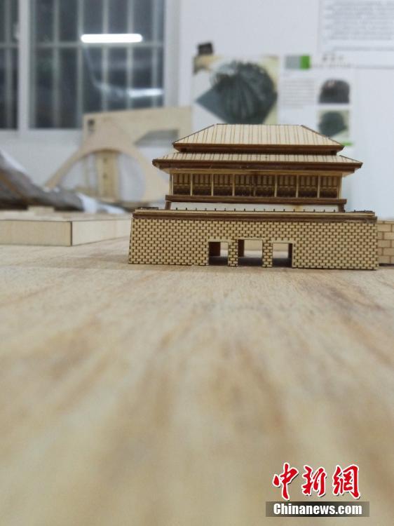 Universitários chineses constroem miniatura da Cidade Proibida em madeira