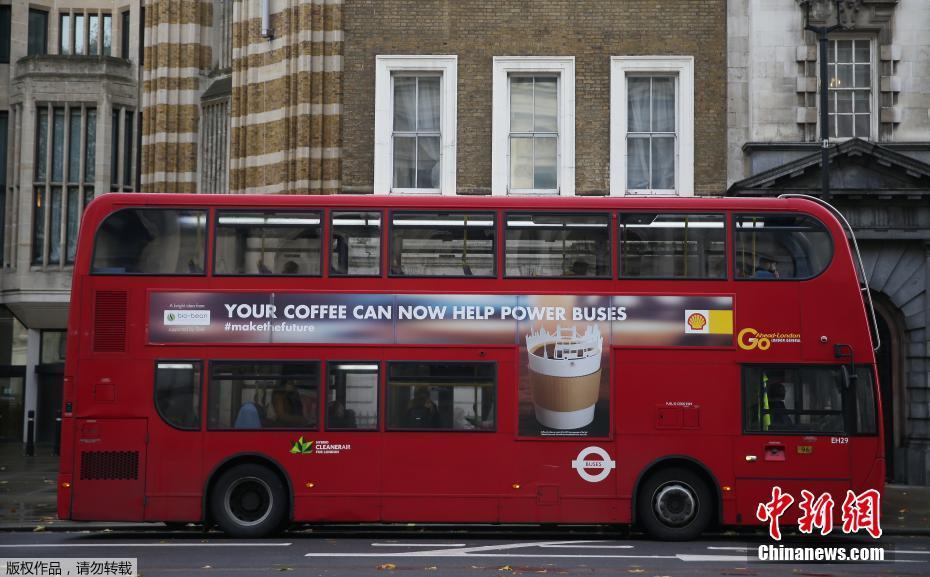 ?nibus ecológico abastecido com borras de café em opera??o em Londres