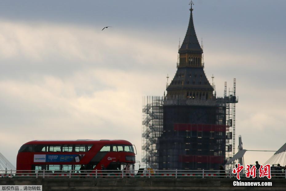 ?nibus ecológico abastecido com borras de café em opera??o em Londres