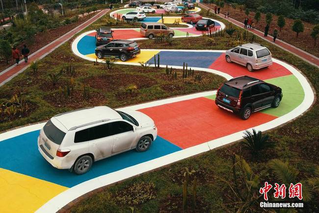 Chongqing: Rua colorida aberta à circula??o