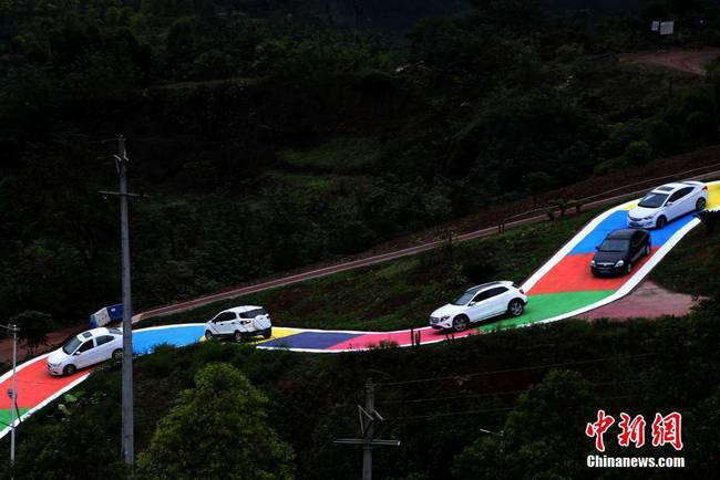 Chongqing: Rua colorida aberta à circula??o