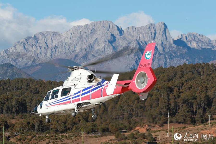 Helicóptero chinês AC312E realiza voo experimental