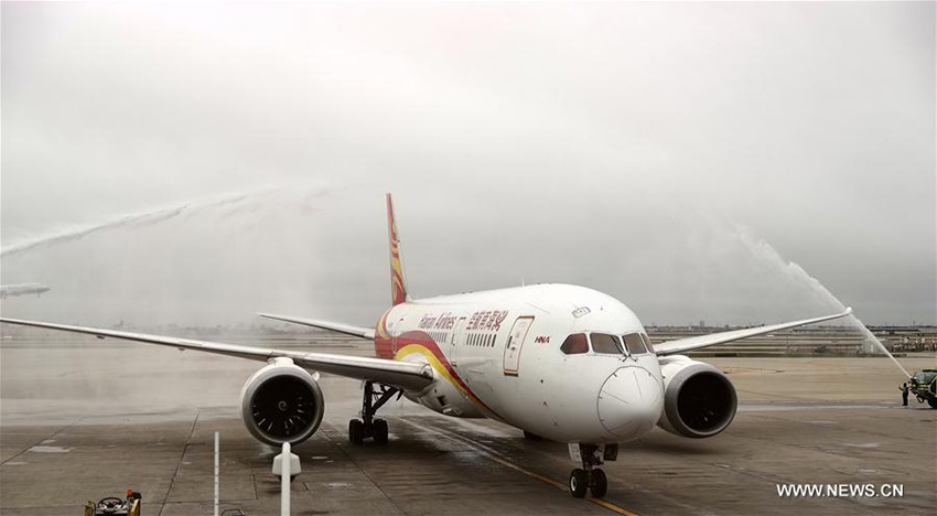 Primeiro voo transoceanico de biocombustível da China aterra em Chicago