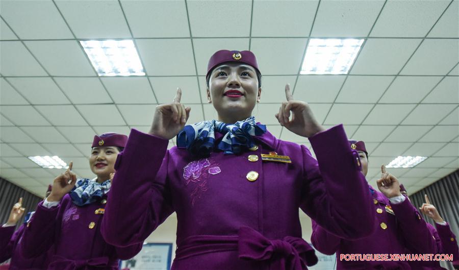 Comissárias de trem de alta velocidade recebem treinamento em Chengdu