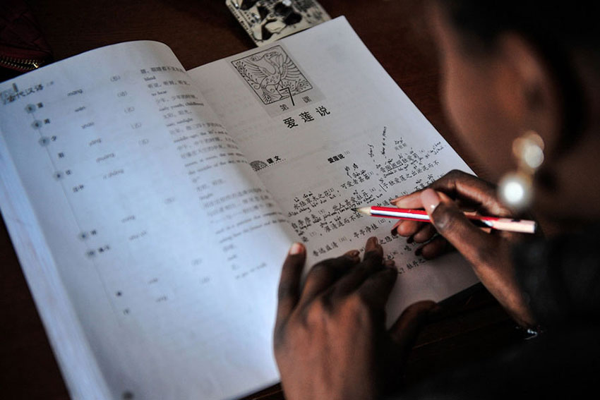 Jovem queniana torna-se celebridade da Internet na China