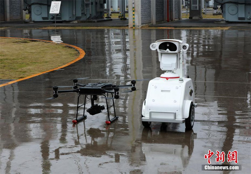 Rob? e drone patrulham sub-esta??o de alta voltagem em Chongqing
