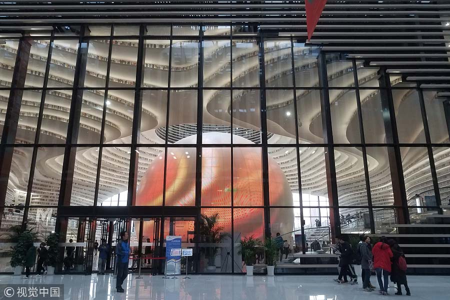 Biblioteca futurista atrai leitores e visitantes