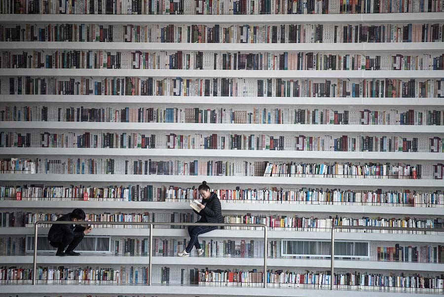 Biblioteca futurista atrai leitores e visitantes