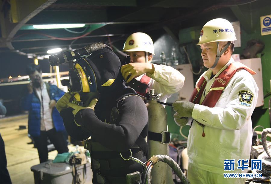 Sete resgatados e cinco presos depois de navio afundar no sul da China