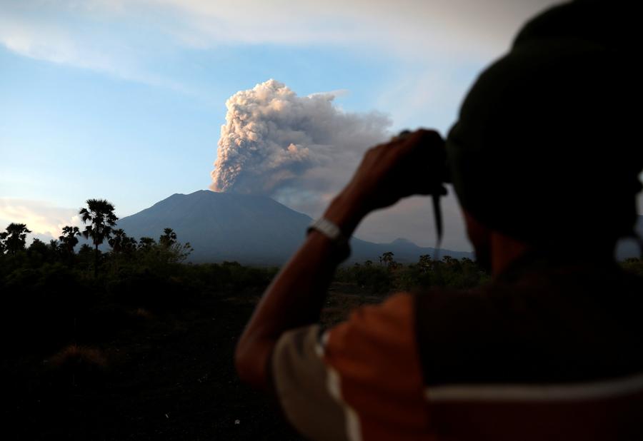 Erup??o vulcanica obriga Indonésia a prolongar encerramento do aeroporto de Bali 