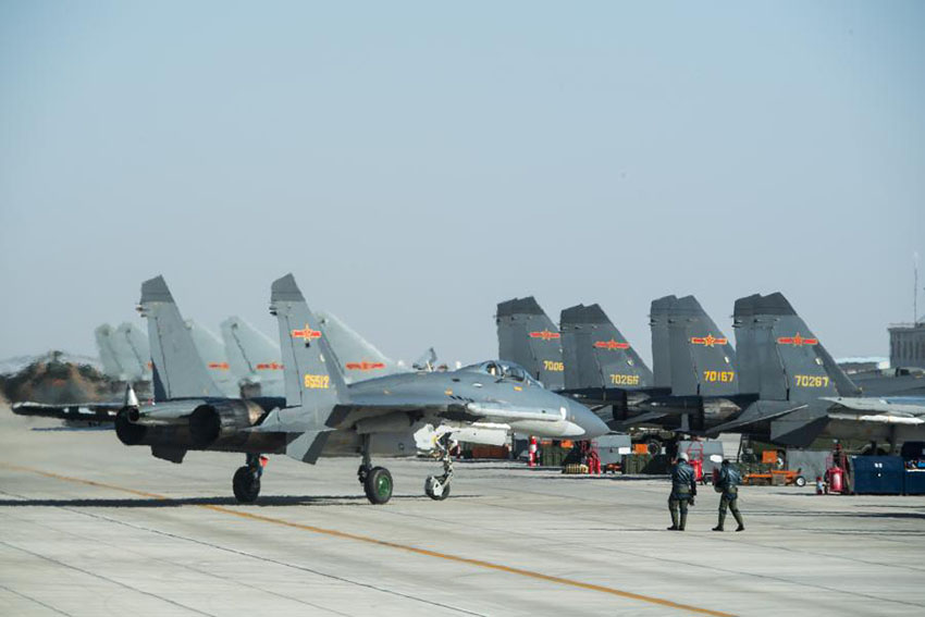 For?a Aérea do ELP realiza exercícios no deserto