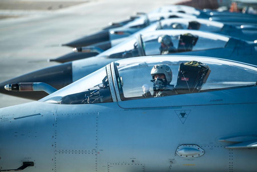 For?a Aérea do ELP realiza exercícios no deserto