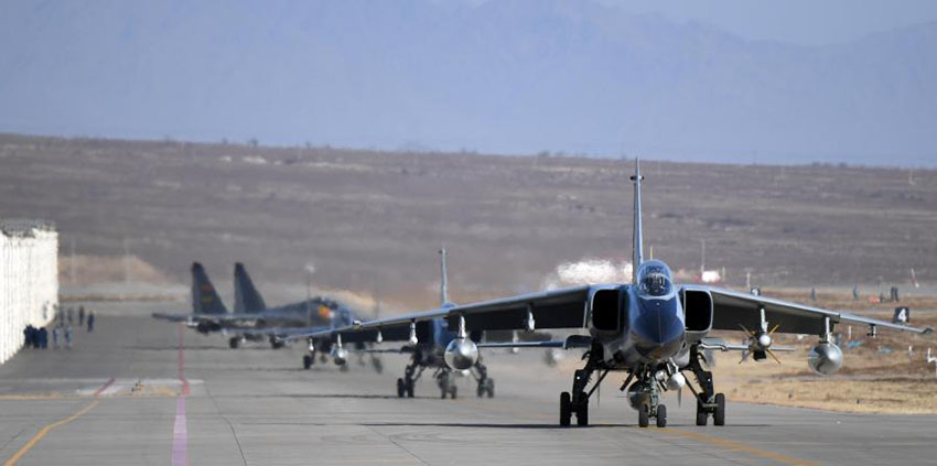 For?a Aérea do ELP realiza exercícios no deserto