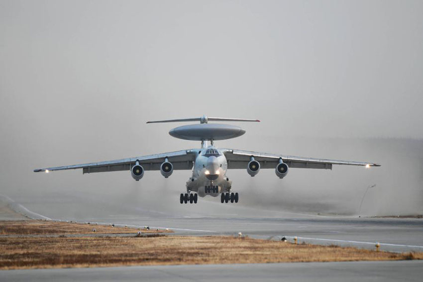 For?a Aérea do ELP realiza exercícios no deserto