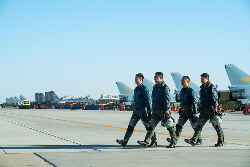 For?a Aérea do ELP realiza exercícios no deserto
