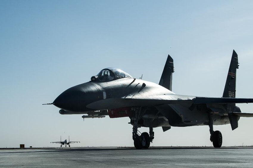 For?a Aérea do ELP realiza exercícios no deserto