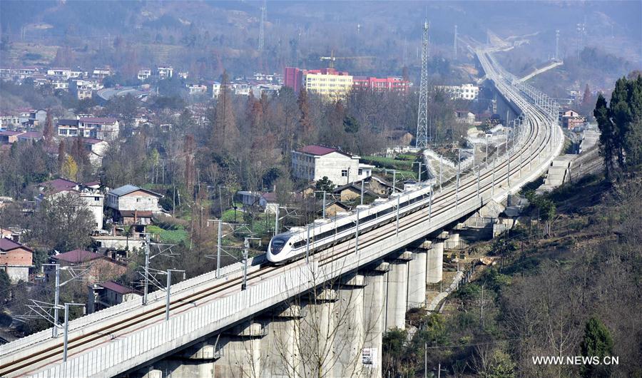 Primeiro caminho-de-ferro ao longo do interior das montanhas Qingling entra em fase de testes