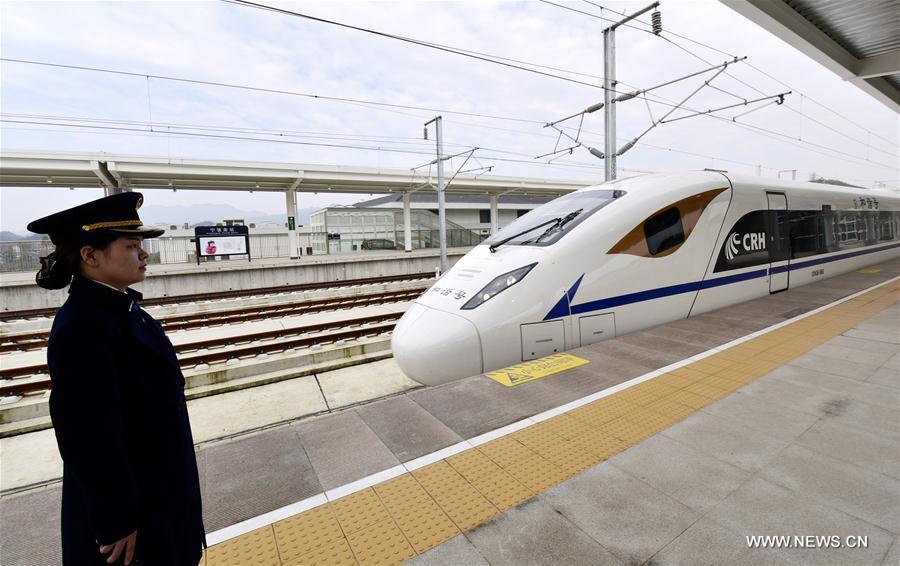 Primeiro caminho-de-ferro ao longo do interior das montanhas Qingling entra em fase de testes