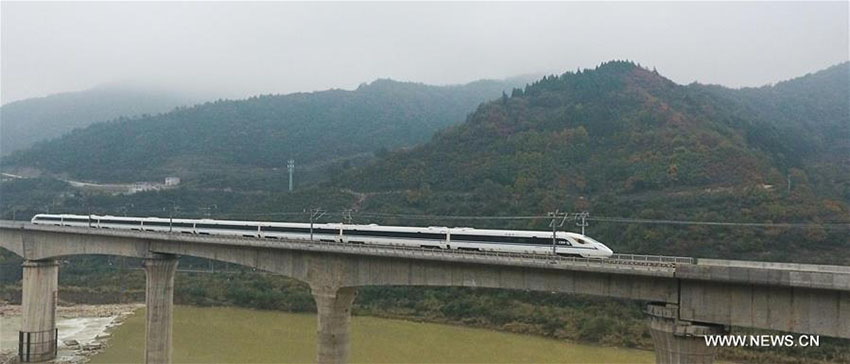 Ferrovia de alta velocidade Xi’an-Chengdu entra em funcionamento