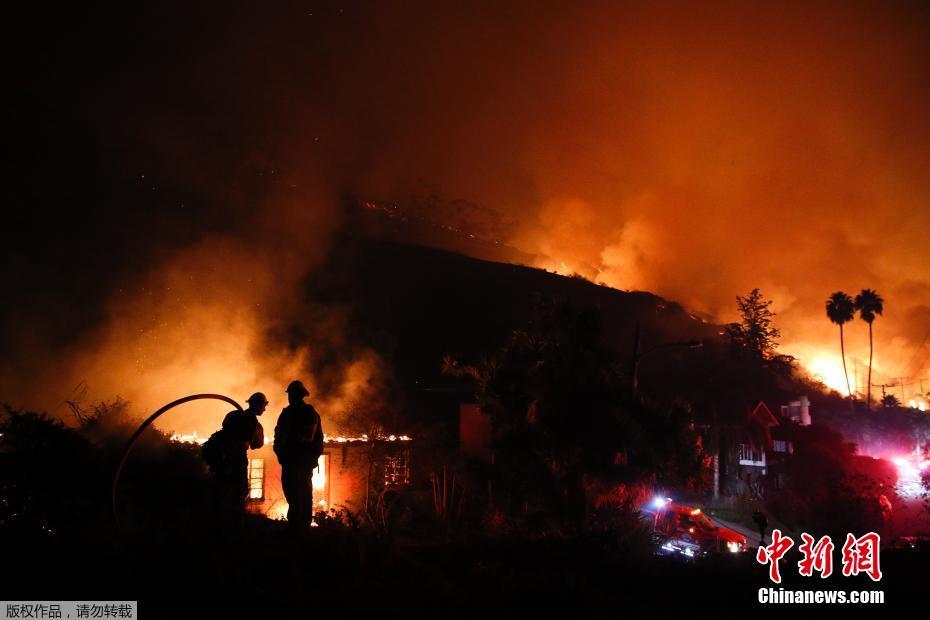 Incêndio florestal continua nos EUA