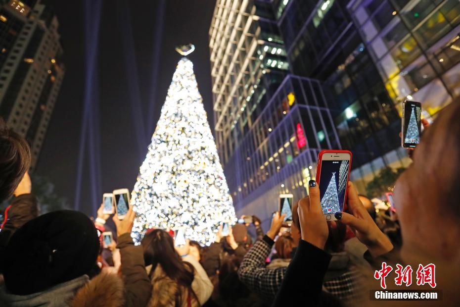 Galeria: Shanghai ilumina árvore de natal com 23 metros 