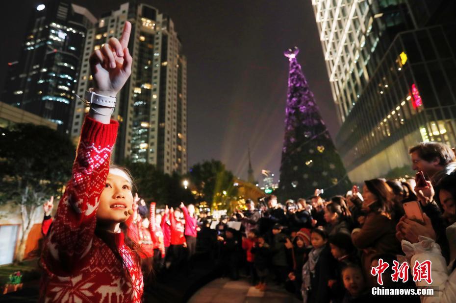 Galeria: Shanghai ilumina árvore de natal com 23 metros 