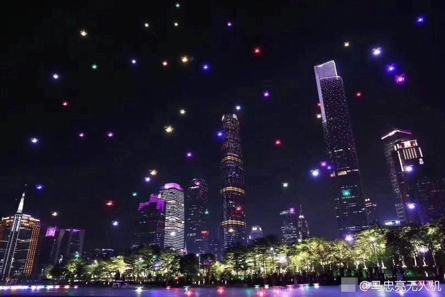 Mil drones sobrevoam Guangzhou em espetáculo luminoso do Fórum Global da Fortune
