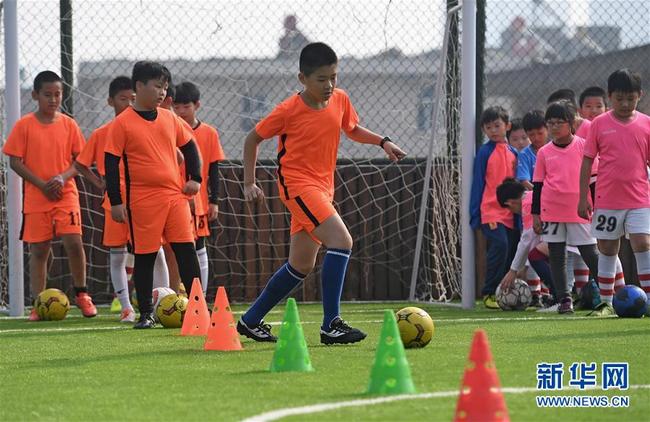 Minicampo de futebol no topo de edifício se torna viral nas redes sociais