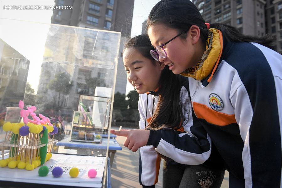Alunos testam dispositivos feitos por colegas em escola secundária de Hefei