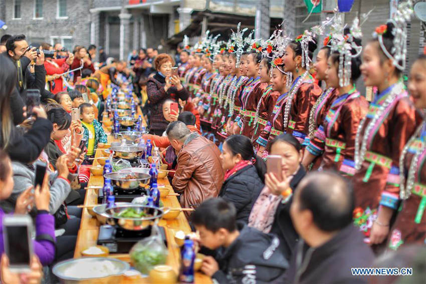 Cerca de 1.000 turistas experimentam hotpot “Niubie” em Guizhou