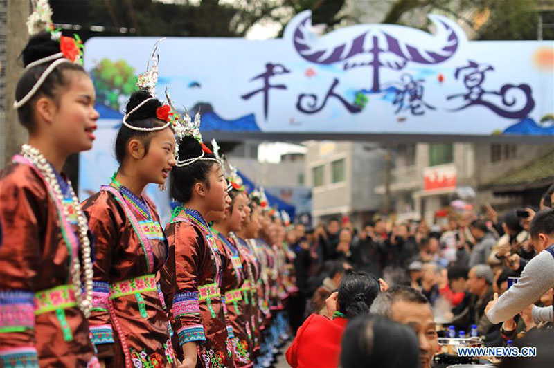 Cerca de 1.000 turistas experimentam hotpot “Niubie” em Guizhou
