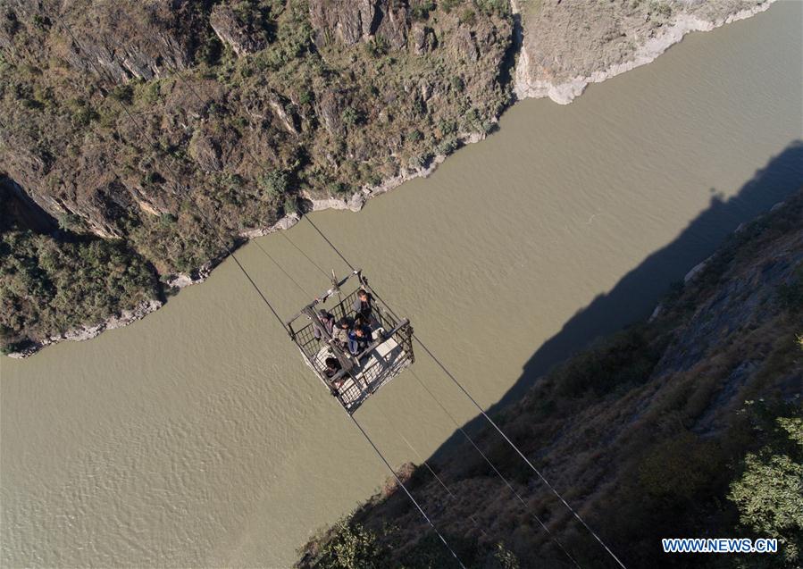 Teleférico sobre o rio Jinshajiang no sudoeste da China encerrará em 2018