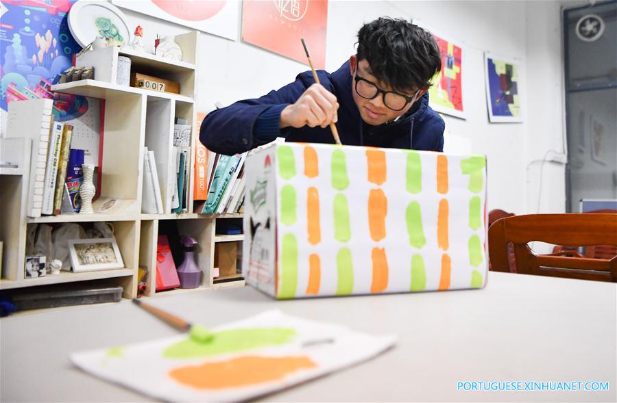 Estudantes em Changsha fazem abrigos para animais de rua passarem inverno