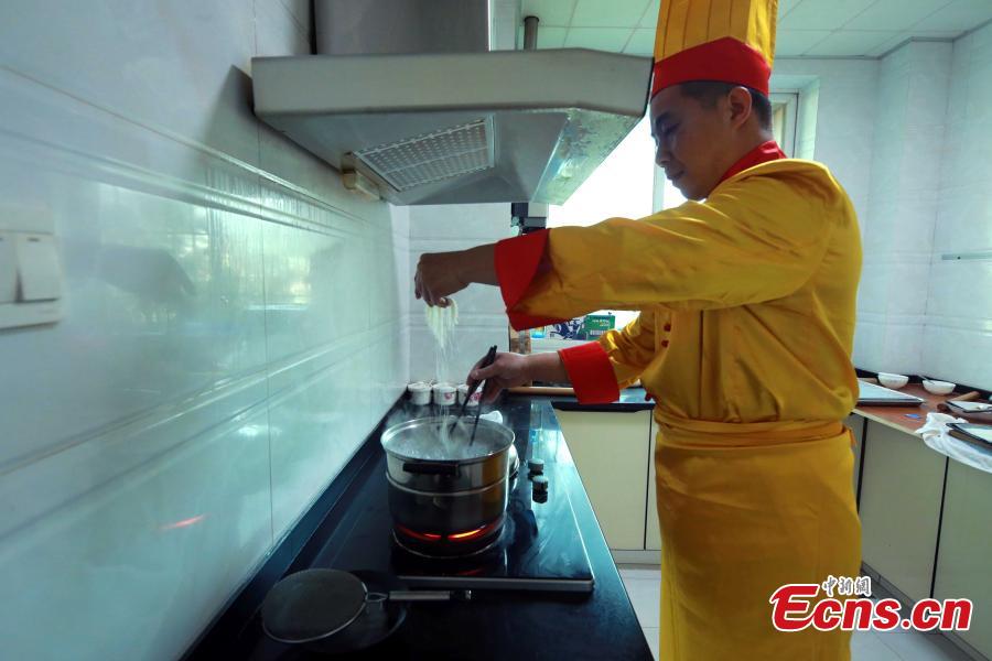 Insólito: Chef chines coloca 42 fios de macarr?o em orifício de agulha