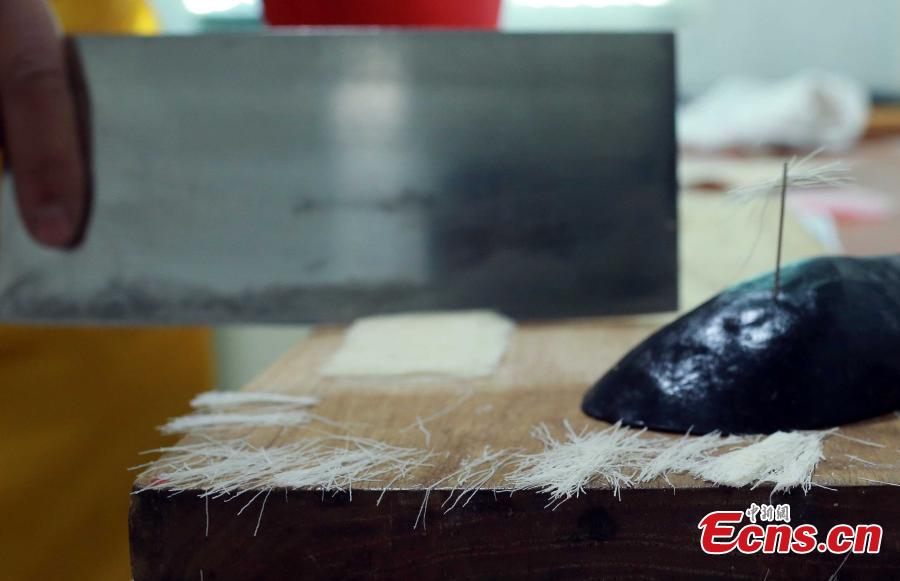 Insólito: Chef chines coloca 42 fios de macarr?o em orifício de agulha