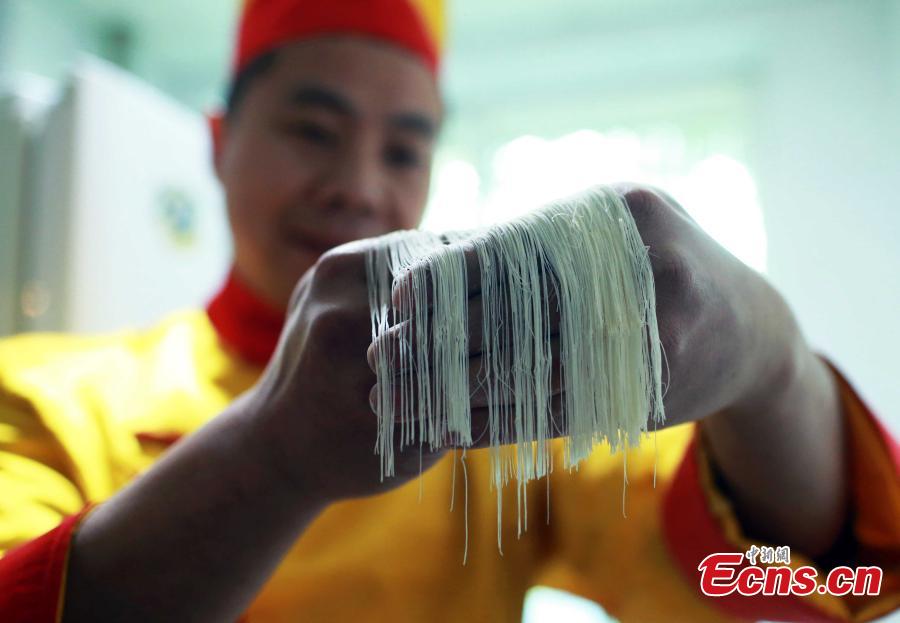 Insólito: Chef chines coloca 42 fios de macarr?o em orifício de agulha