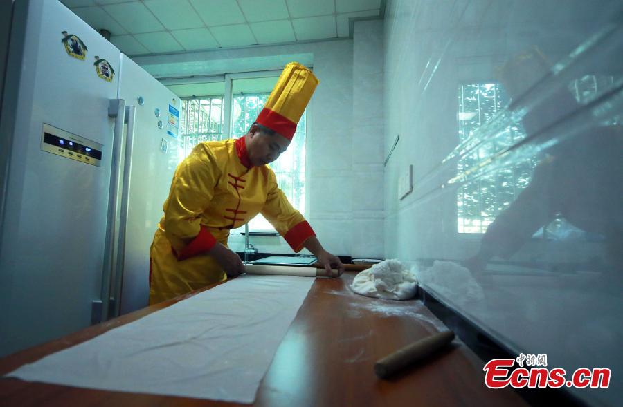 Insólito: Chef chines coloca 42 fios de macarr?o em orifício de agulha