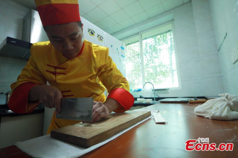 Insólito: Chef chines coloca 42 fios de macarr?o em orifício de agulha