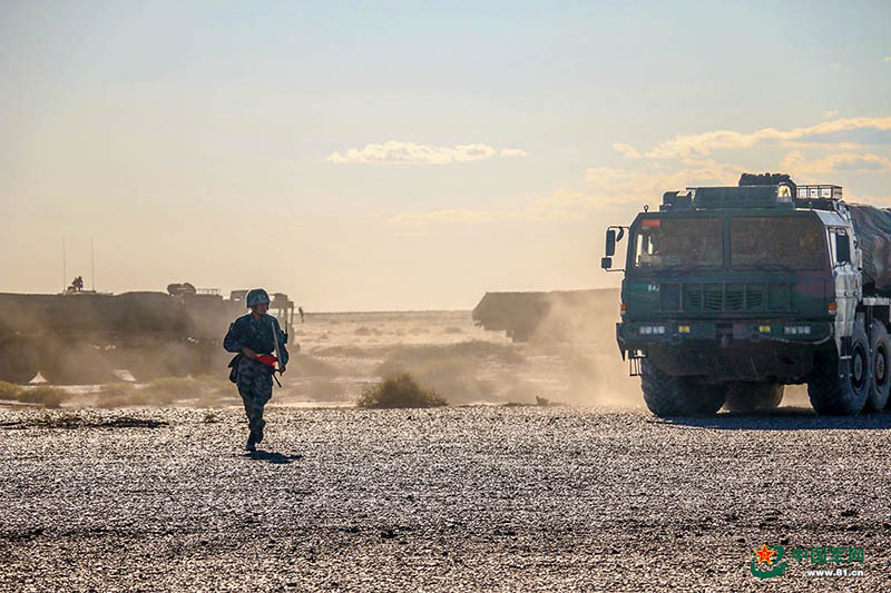 Brigada de artilharia do ELP realiza exercício de manobra no deserto de Gobi