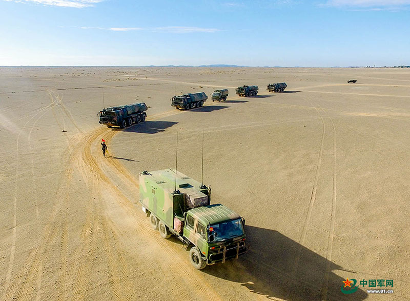 Brigada de artilharia do ELP realiza exercício de manobra no deserto de Gobi