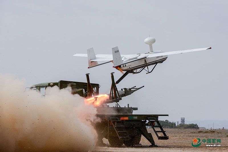 Brigada de artilharia do ELP realiza exercício de manobra no deserto de Gobi