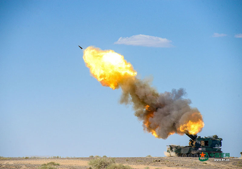 Brigada de artilharia do ELP realiza exercício de manobra no deserto de Gobi